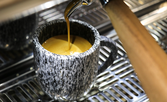 Kaffeetasse mit Unterteller mit Griff aus Calanca Gneiss