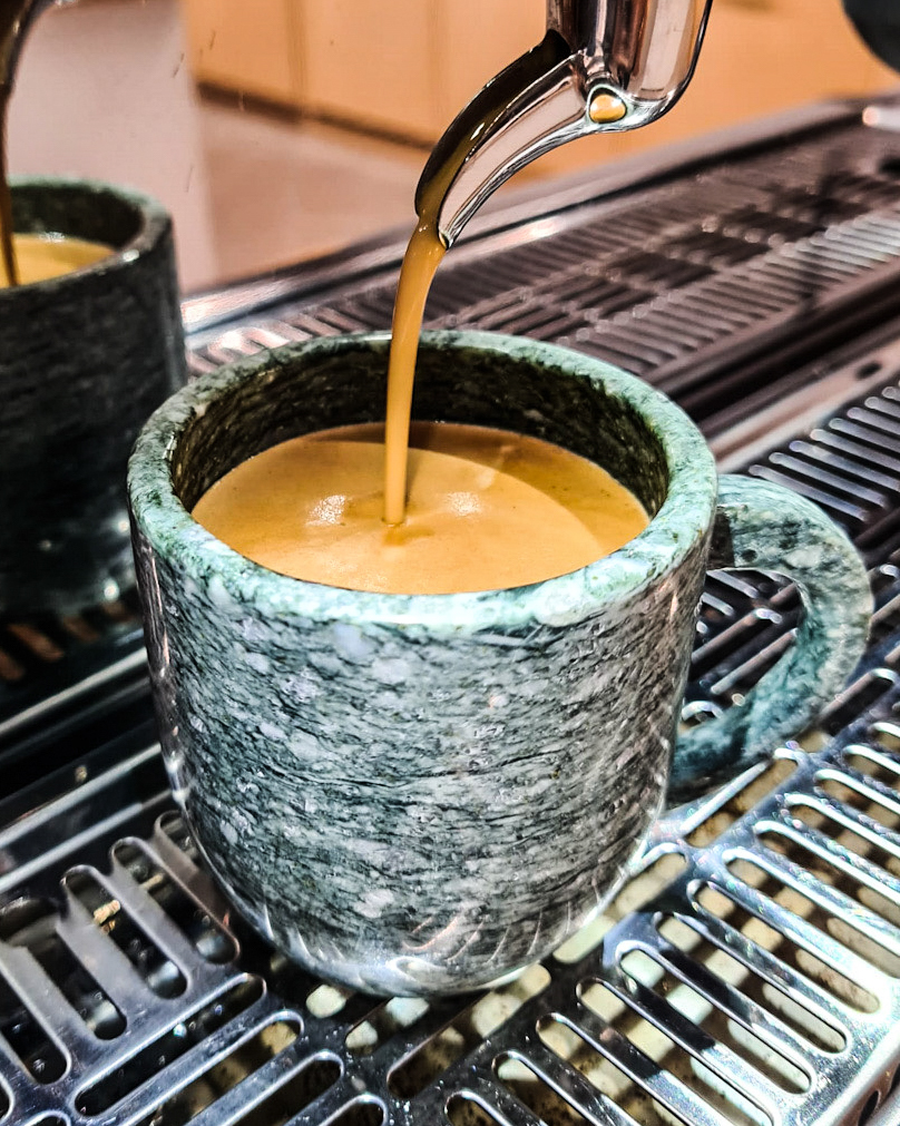 Kaffeetasse mit Griff aus Andeerer Granit 3