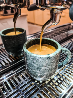 Kaffeetasse mit Griff aus Andeerer Granit 1