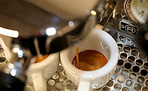 Zwei Espresso werden aus der Siebträgermaschine extrahiert 